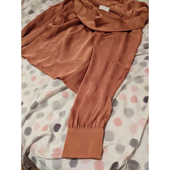 ASTR The Label Blouse Off Shoulder Asymmetrical Top Satin Women's Size Small - Picture 5 of 5